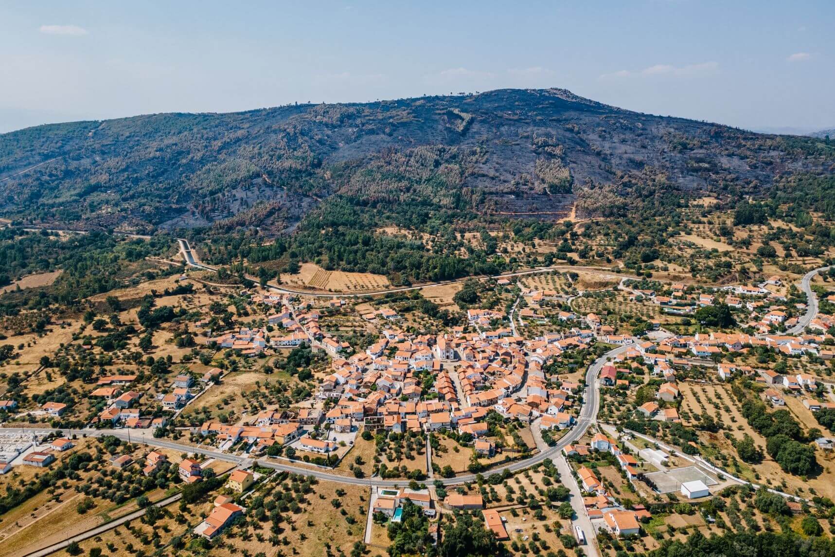 Aldeia do Vale da Senhora da Póvoa com a Serra d'Opa de fundo