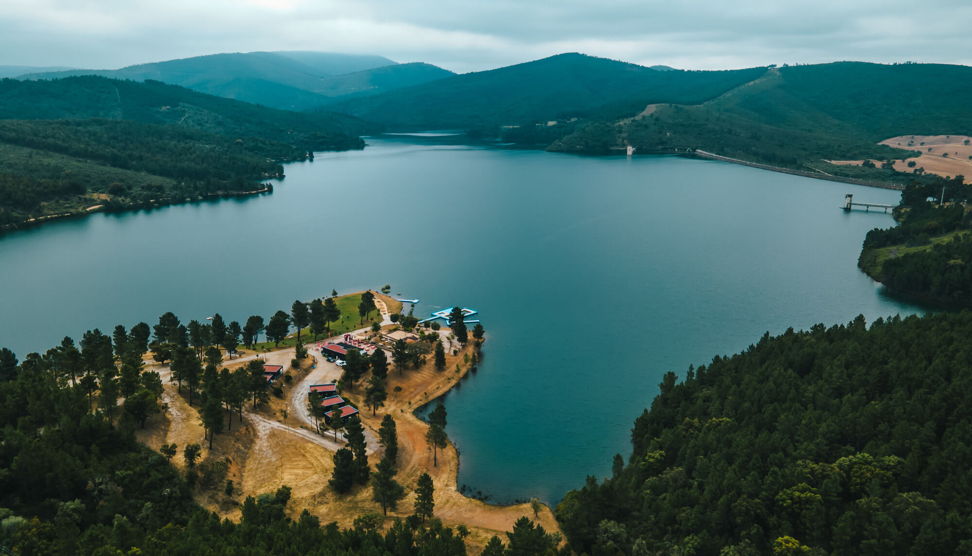 Espelho de água com zona Balnear e vista de fundo para a Serra da Malcata