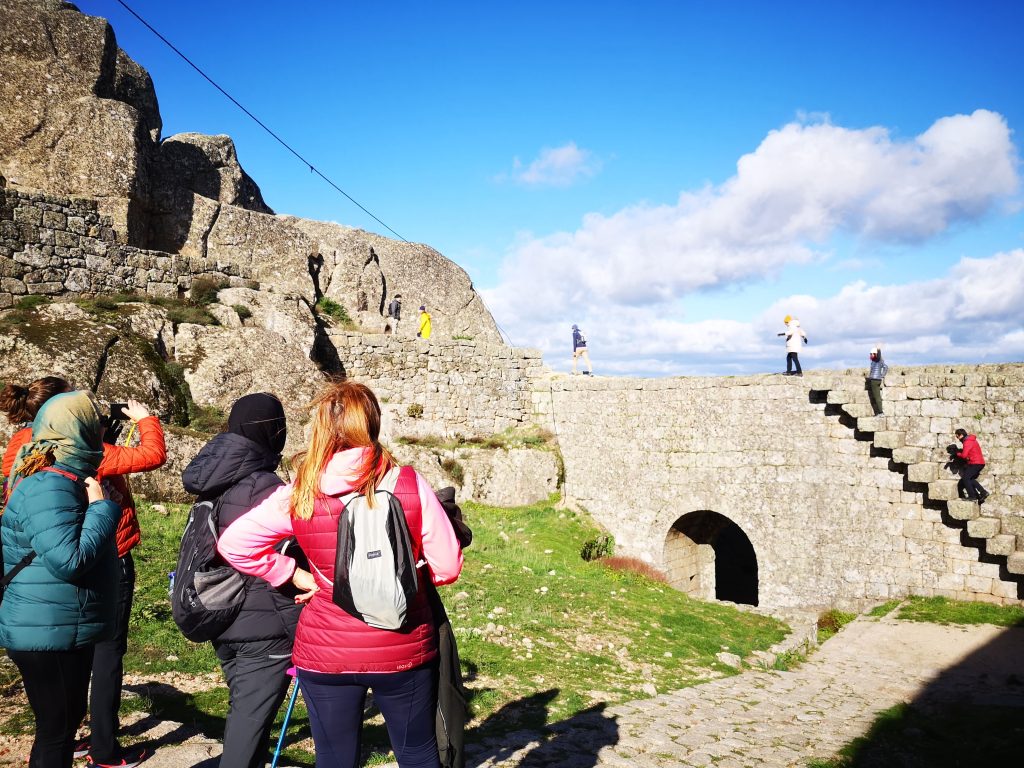 Grupo a tirar fotografias no Castelo de Monsanto